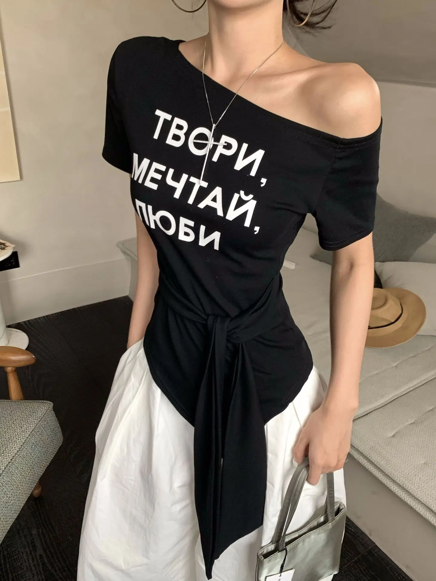 Damen Sommer T-Shirt mit Buchstaben-Print, One-Shoulder, Kurzarm, Slim-Fit Top, Mädchen Kurzes Studenten-Basisshirt, Lässiges T-Shirt für Frauen – Detail 31
