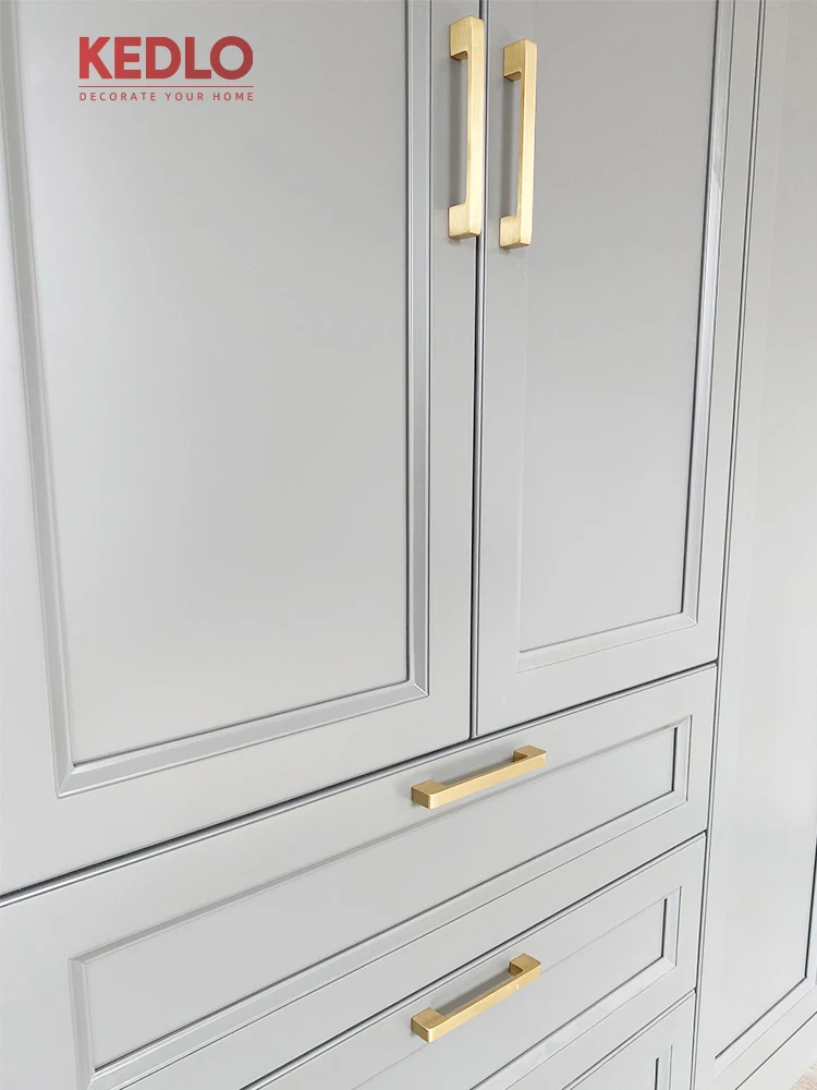 KEDLO Massiver Messinggriff, modern, minimalistisch, gebürstetes Messing, flacher Küchenschrank- und Schubladengriff in Gold. – Detail 10