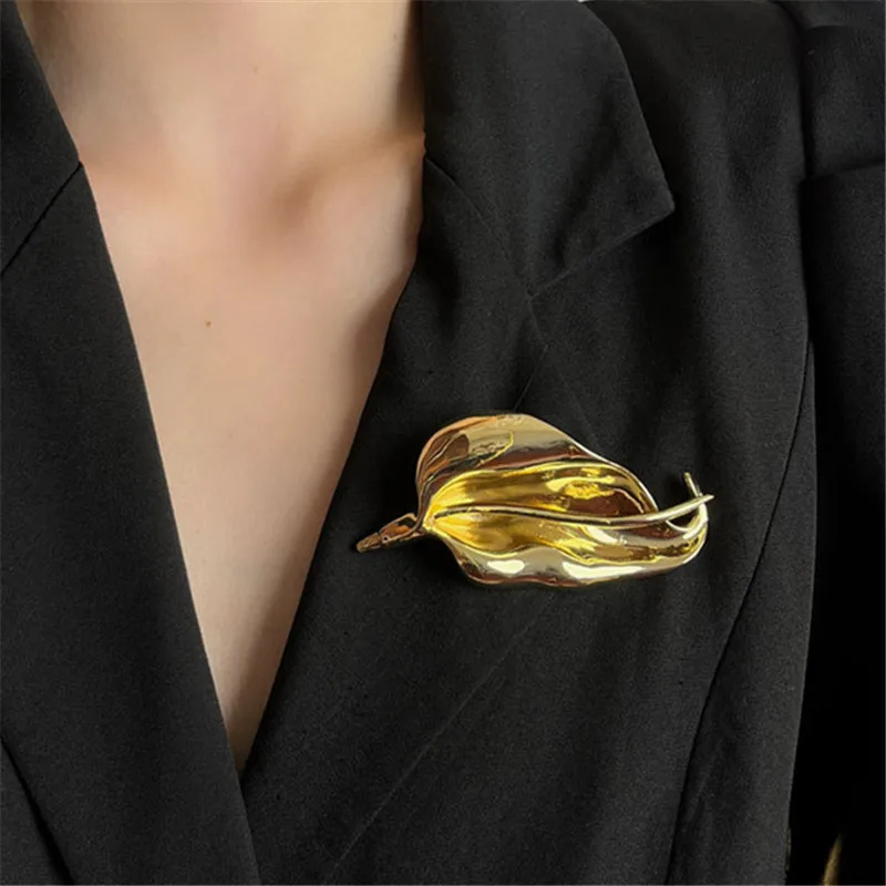 XIALUOKE Vintage Metal Iris Leaves Flower Brooch For Women Unique Delicate Suit Corsage Pins Fashion Accessory Party Jewelry