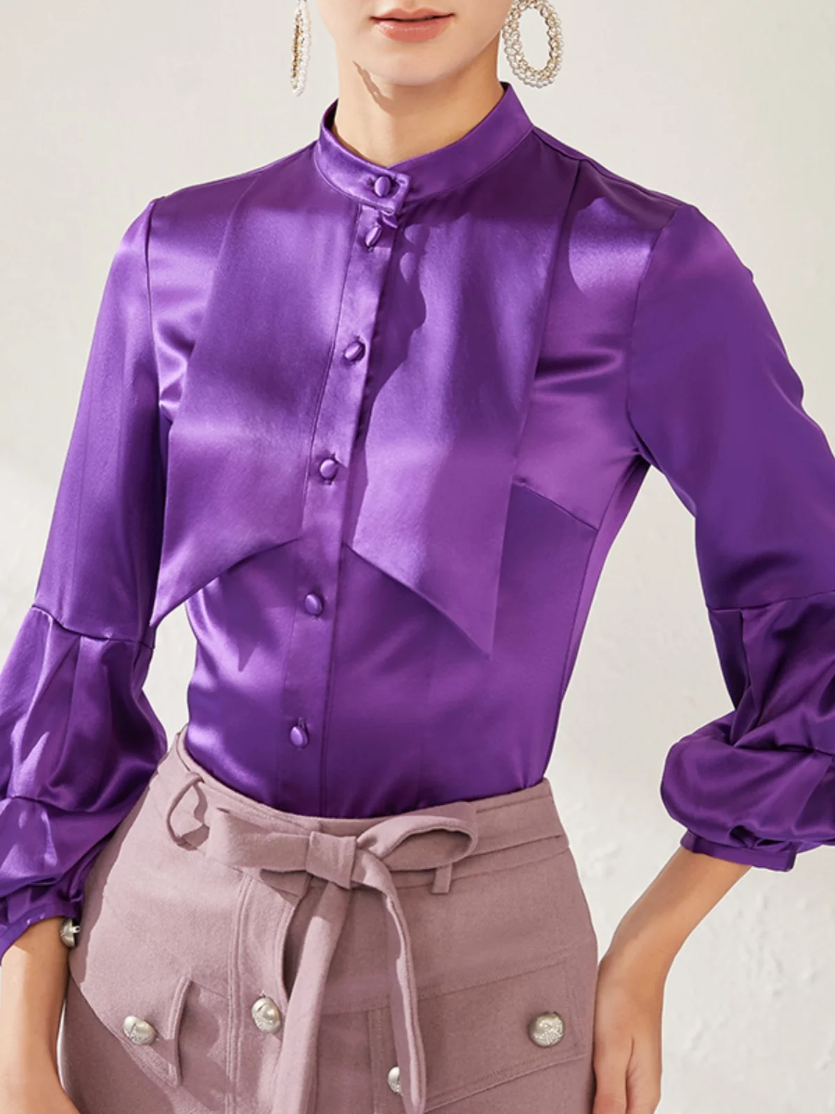 

Новинка весенней коллекции: женская модная блузка из плотного шелка 30 момме с маленьким воротником-стойкой, из британского атласа.