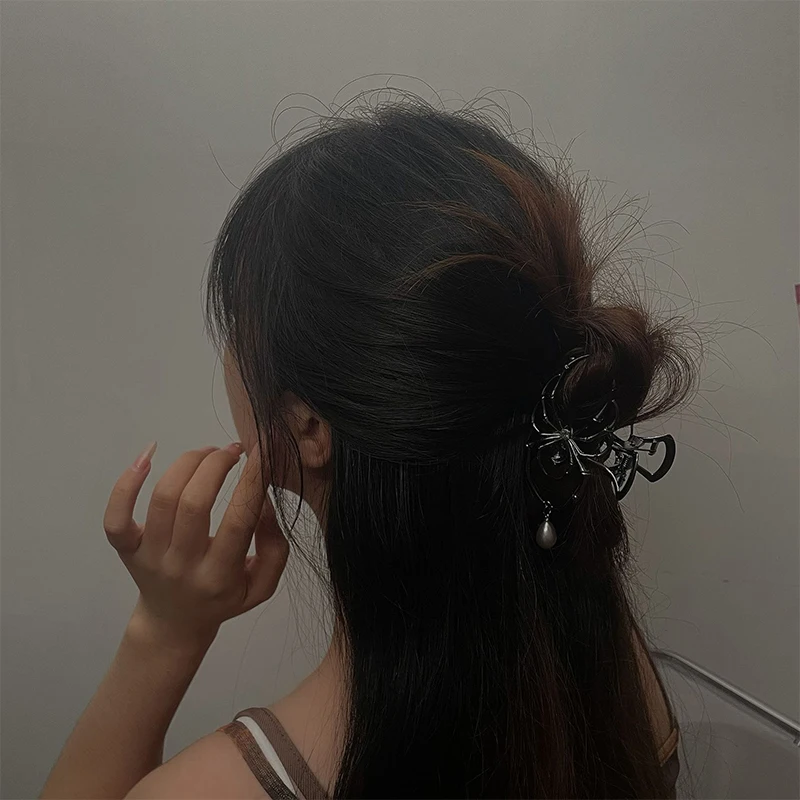 

1PC Halloween Black Spider Hair Claw Clip with Pearl Charm Design Metal Gothic Punk Strong Hold Accessory