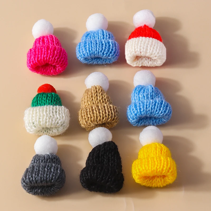 Leslie 10pcs Cute Knitted Christmas Hat Charms for Earring Crocheted Christmas Pendants 2024 Happy New Year Jewelry Gifts