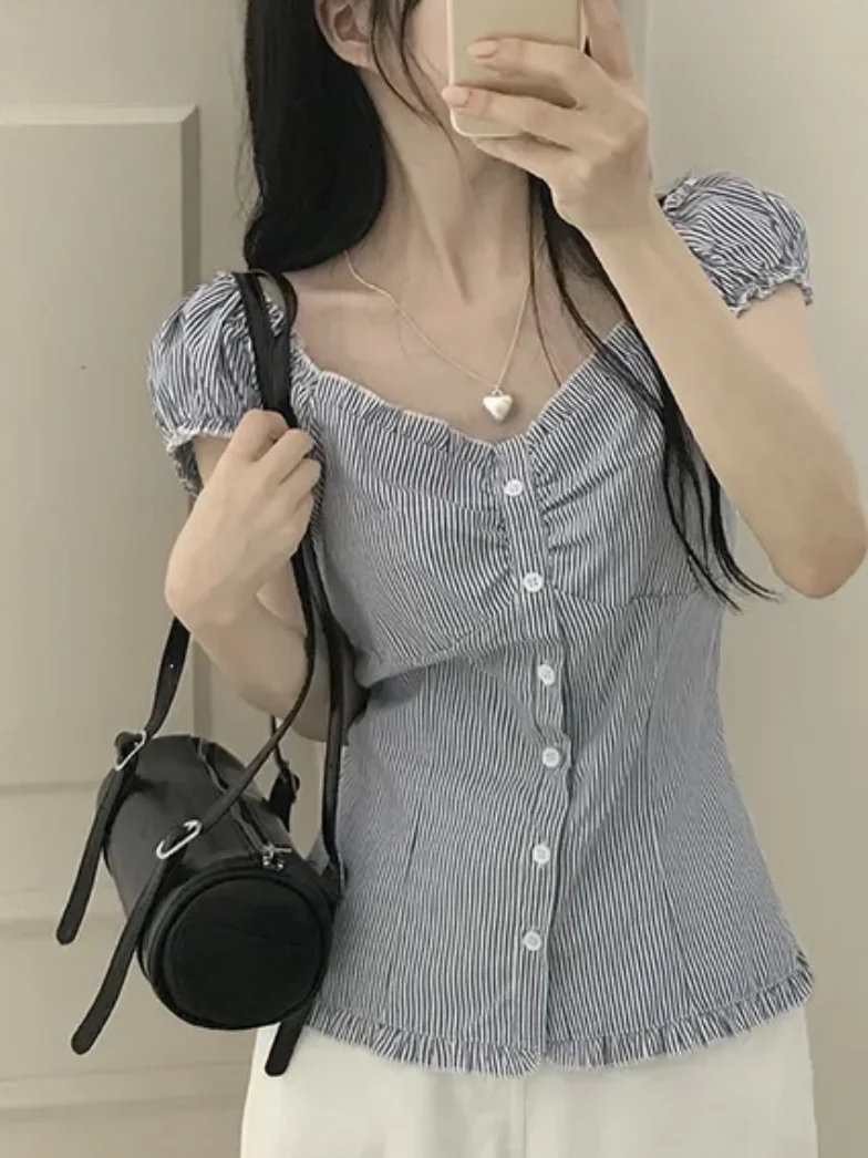 シックなブルーストライプバブルスリーブシャツ女性のスリムフィット夏の新しいスタイル半袖シャツファッショナブルな通勤スタイルの服