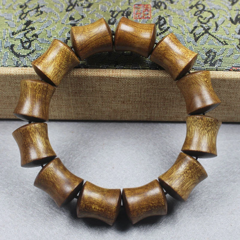 

Браслет в старинном стиле с бусинами из золотистого шелка и гладкими бусинами из нанму.