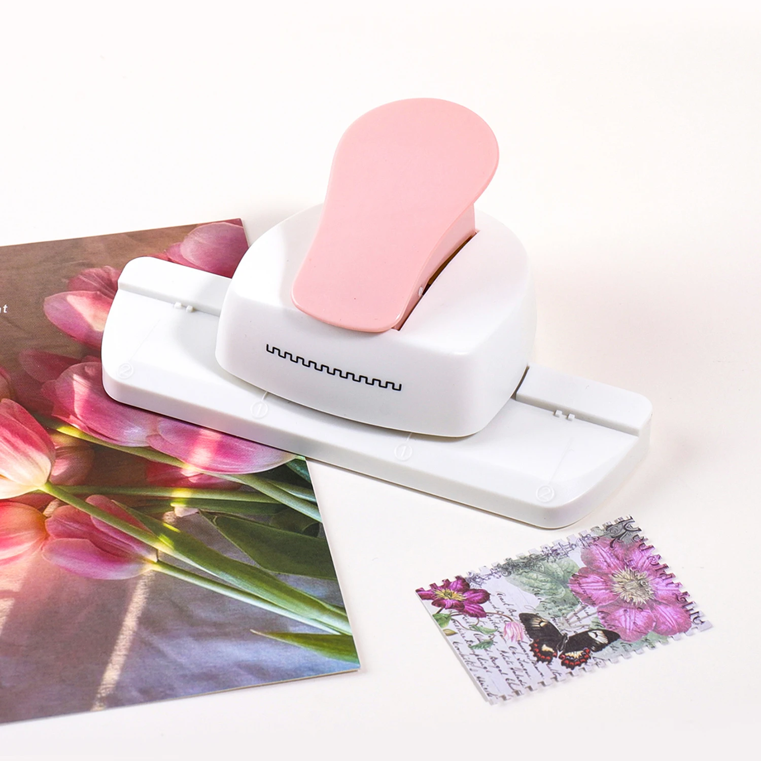 Handgehaltener Papierpräger mit gezackter Kante, tragbarer und arbeitssparender Locher, geeignet für DIY-Tagebücher, rosa Bastelarbeiten.