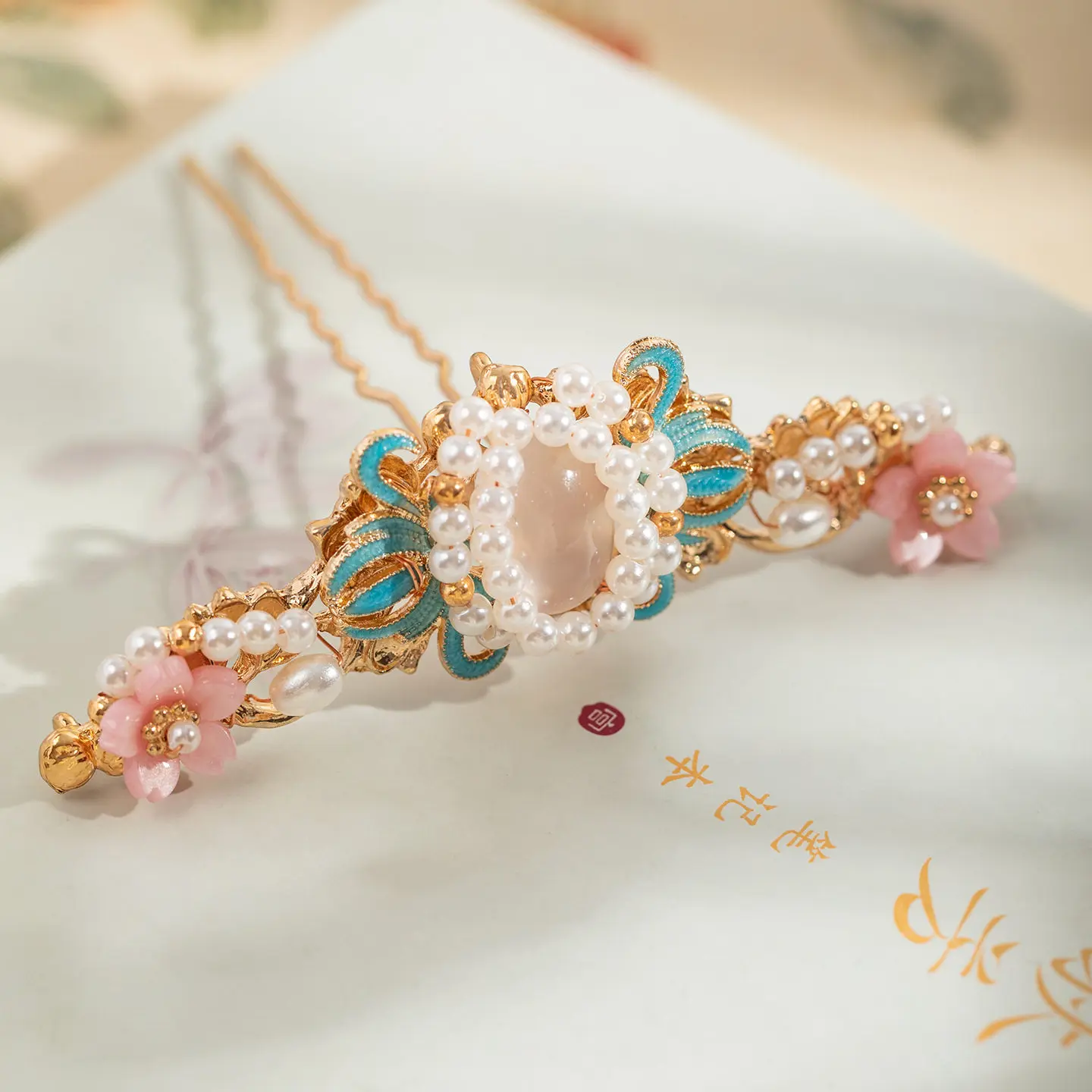 Chinese Vintage Lotus Top Hair Crown Pin Faux Pearl Inlaid Enamel Gold Tone Alloy Hair Stick For Hanfu Cheongsam Daily Wear Prop