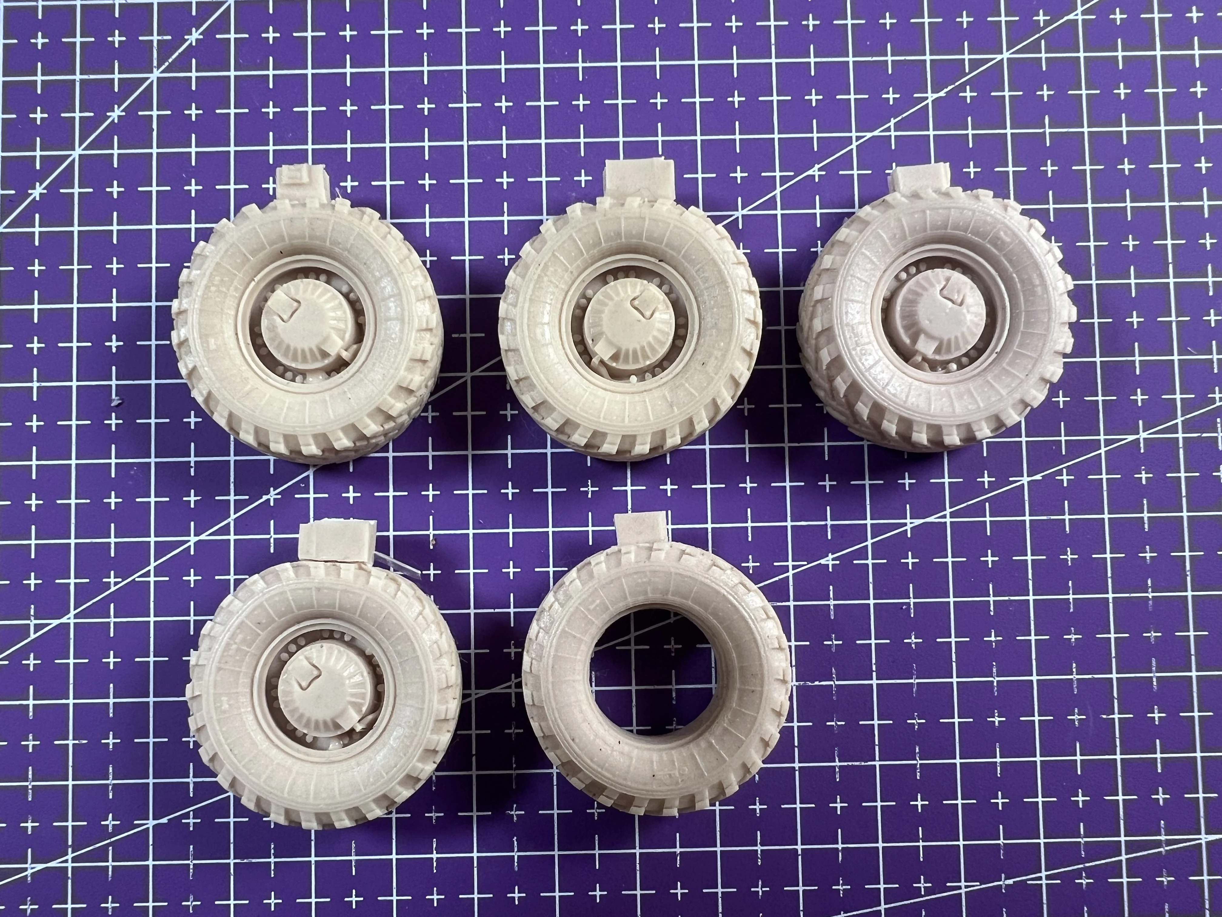 

1/35 Cast Resin Model, Tire Modification Accessories, Unpainted (compatible with Russian Tiger VS-003 VS-008)