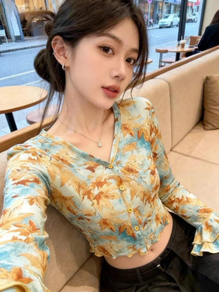 

Retro Print V-Neck Bell Sleeve Mesh T-Shirt Women's Early Spring New Style Short High-End Feeling Self-Preservation