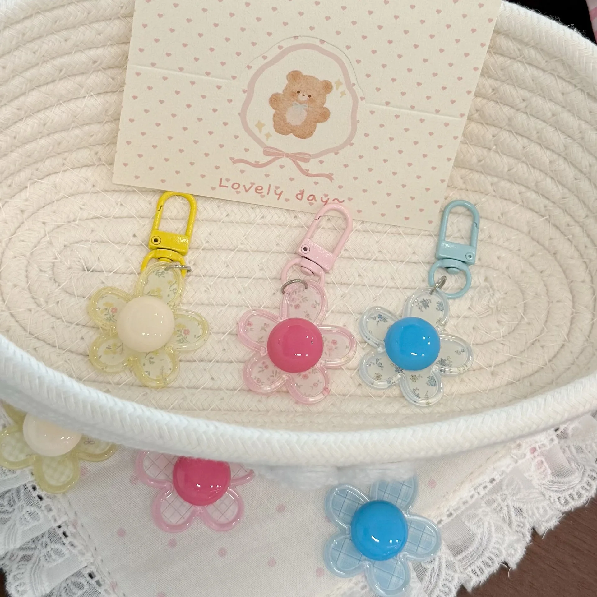 Keychain Charm Clear Bead Flower Acrylic Sweet Fresh Backpack Pendant Gift for Girls Friends Couples Lightweight Accessory