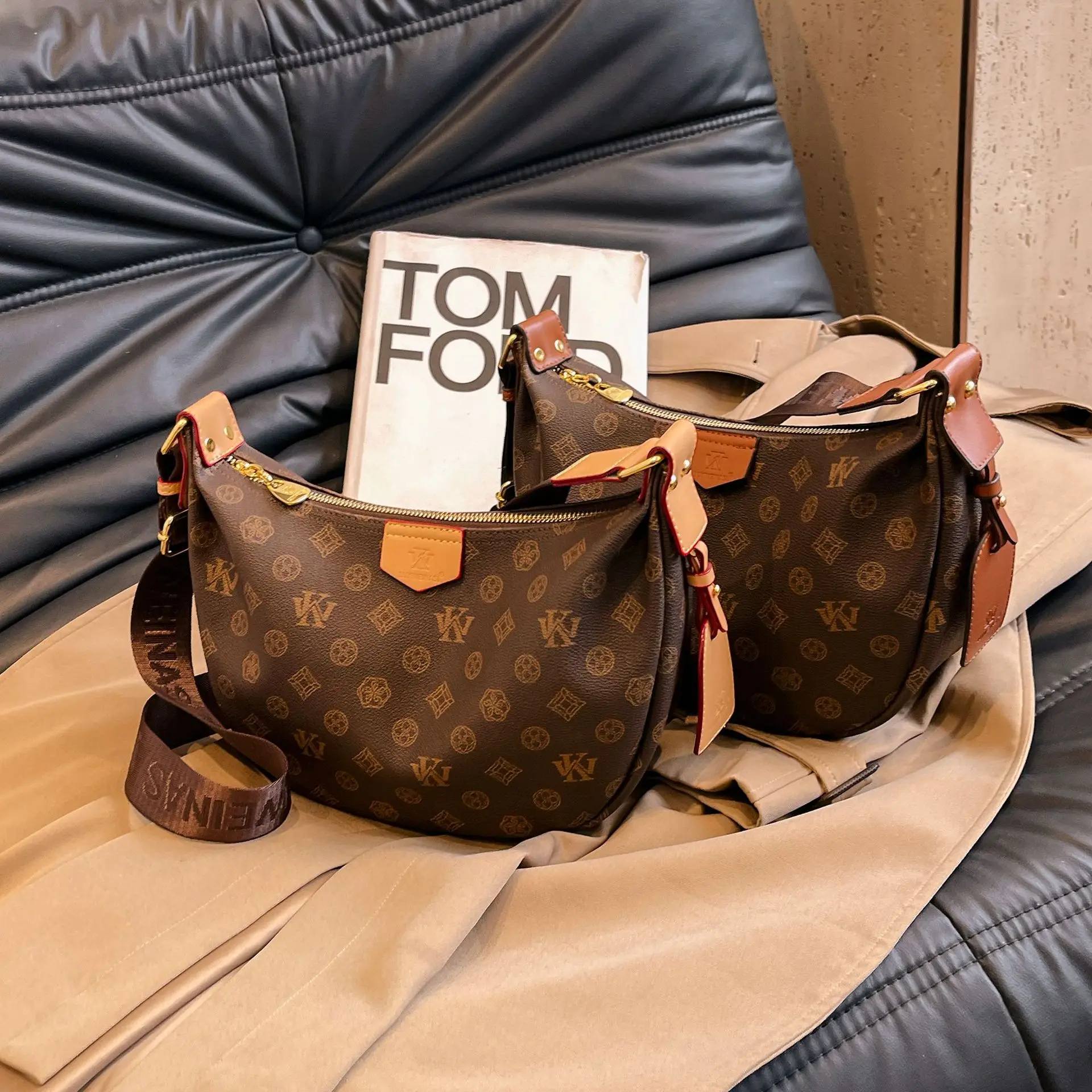 กระเป๋าโท้ททรงพระจันทร์เสี้ยว 2025, กระเป๋าทรงเกี๊ยวสุดหรูสำหรับผู้หญิง, กระเป๋าสะพายไหล่ทรงครอสบอดี้ขนาดใหญ่, กระเป๋าแบบมินิมอลใช้ได้ทั้งกลางวันและกลางคืน, กระเป๋าสะพายแบบมีเท็กซ์เจอร์