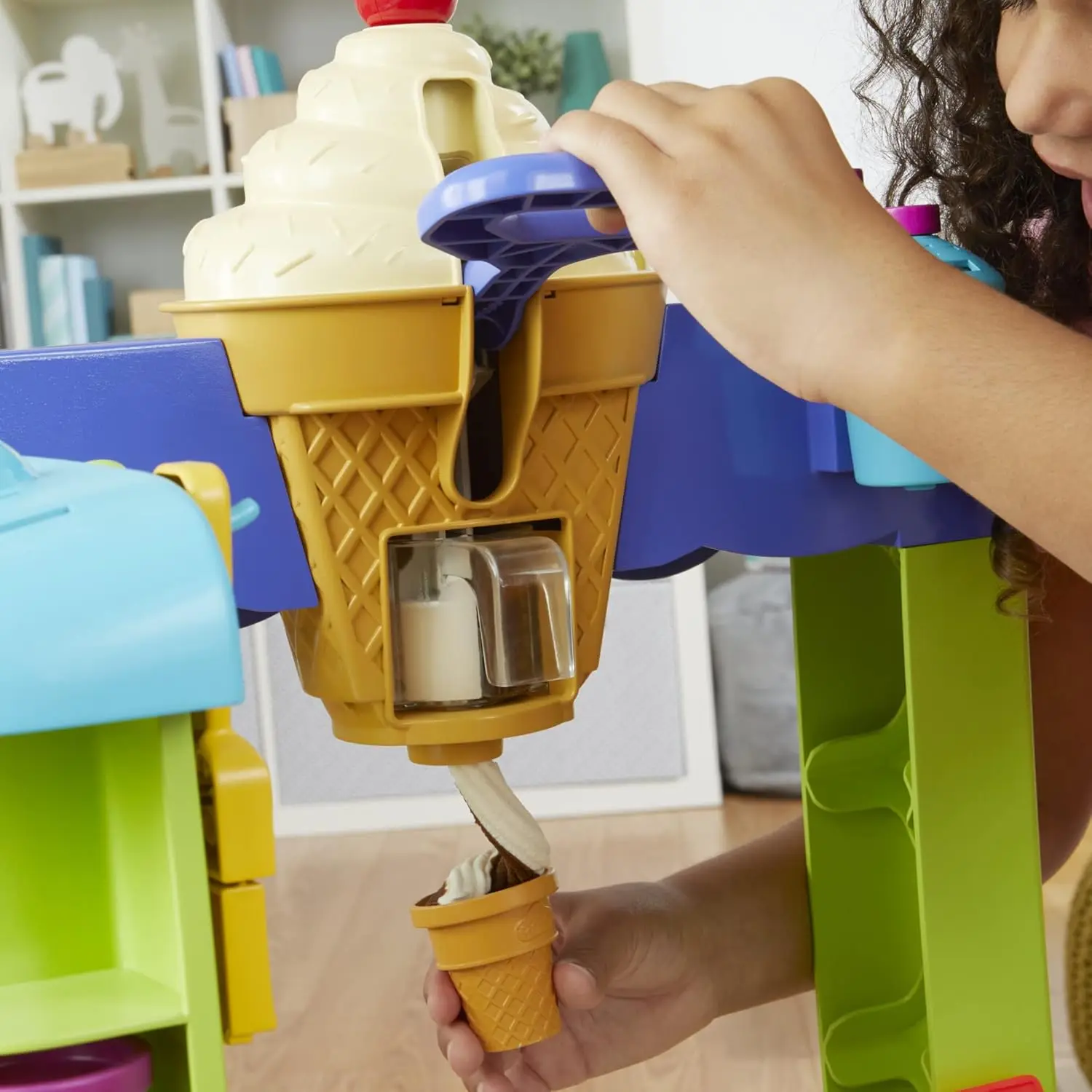 Kitchen Creations Ultimate Ice Cream Truck Toy Playset, 27 accesorios, 12 latas, juguetes preescolares para niños de 3 años en adelante, no tóxico