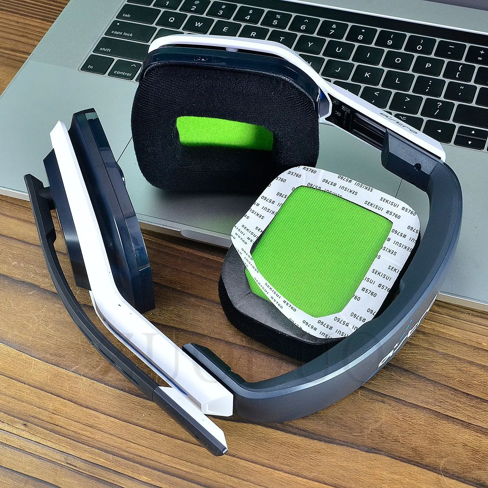 Cuscinetti auricolari in spugna di memoria di velluto per cuffie Logitech Astro A20 Cuffie Paraorecchie Cuscini auricolari in memory foam di alta qualità