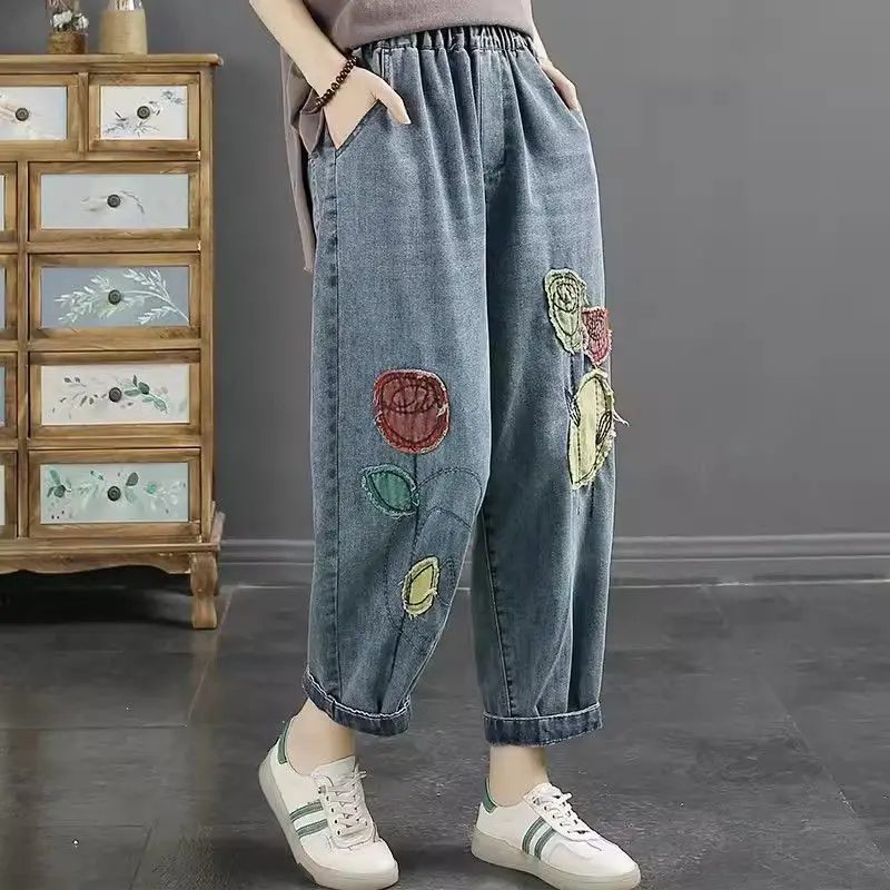 2024 Jeans ricamati candeggiati lavati ad acqua Primavera e autunno da donna Nuovi pantaloni Harlan larghi a vita alta elastici casual retrò