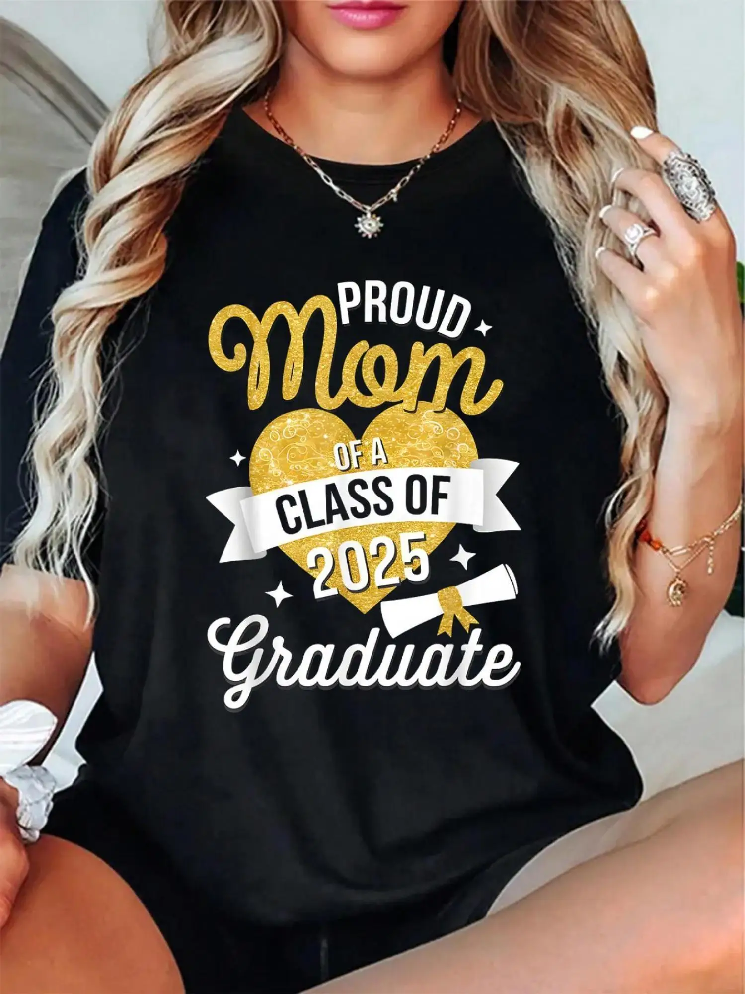 

Женская футболка для выпускников Proud Mom of a Class of 2025, мягкий короткий рукав из 100% хлопка с надписью в виде сердца, повседневный топ