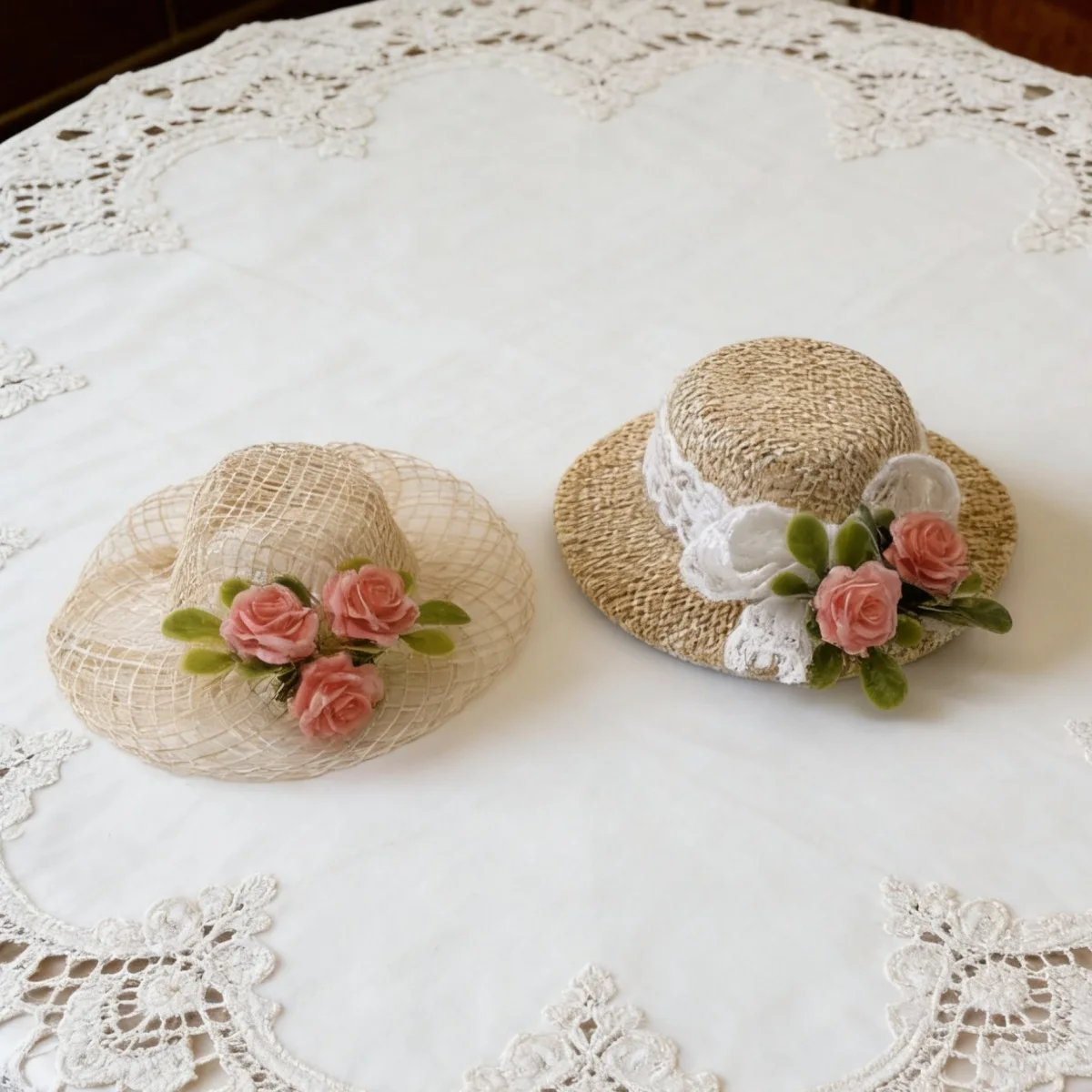 

1:12 Scale BJD Dollhouse Mini Straw Hat,Handwoven Summer Sun Hat with Flower,Miniature Accessory for Doll Scene&Photography prop