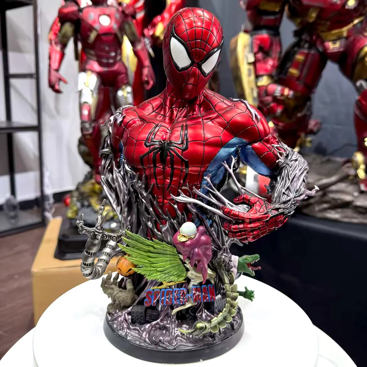 Nova estatueta genuína do homem-aranha da marvel em estoque, estátua do busto, super-herói quebrando livre gk colecionável, perfeita como presente de aniversário