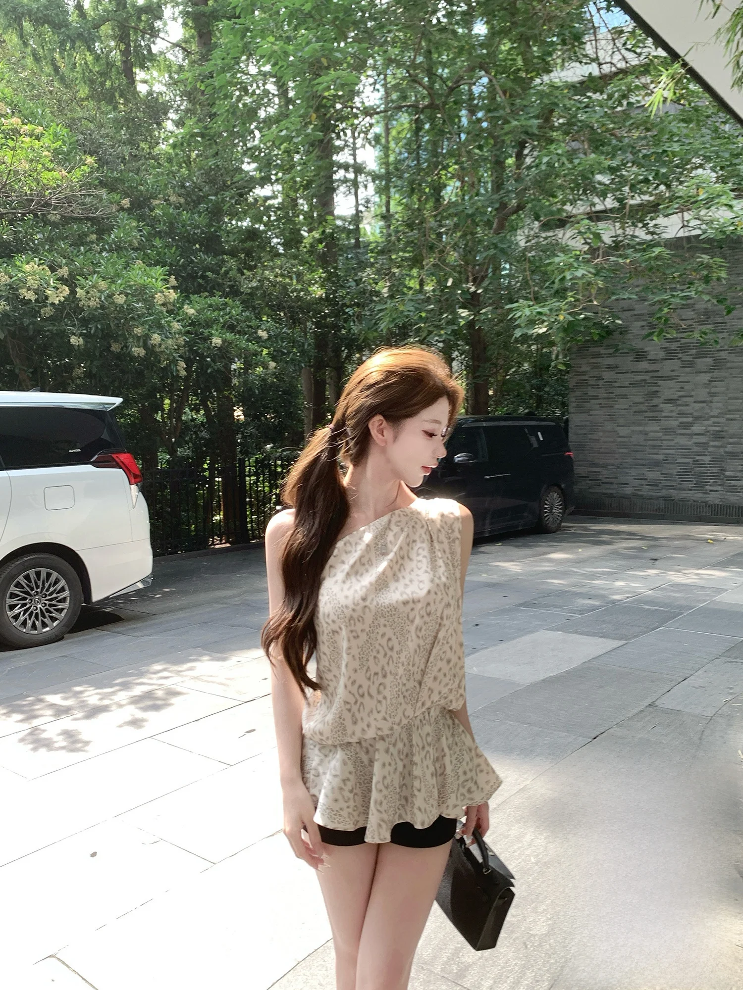 

Kubiliv Fashionable Loose Fit Asymmetrical Shoulder Leopard Print Ruffle Hem Shirt Women's Top Korean Style Commute Wind