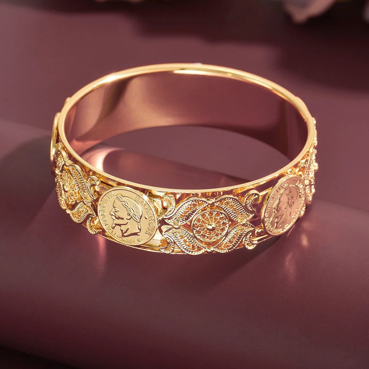 

Metal Retro Court-Style Engraved And Inlaid Portrait Pattern Design Bracelet-Ideal For Weddings Suitable For Both Men And Women
