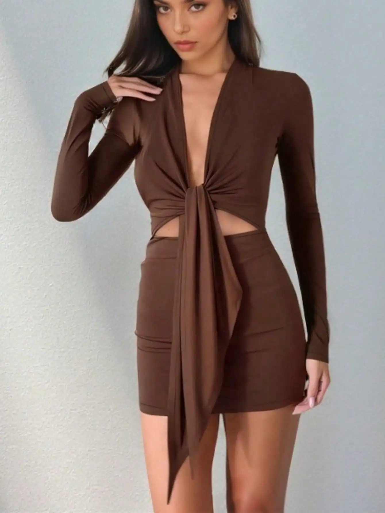 เดรสทรงเข้ารูปสั้นแบบมินิ - คอวีลึก แขนเว้า ดีไซน์กระชับสัดส่วน