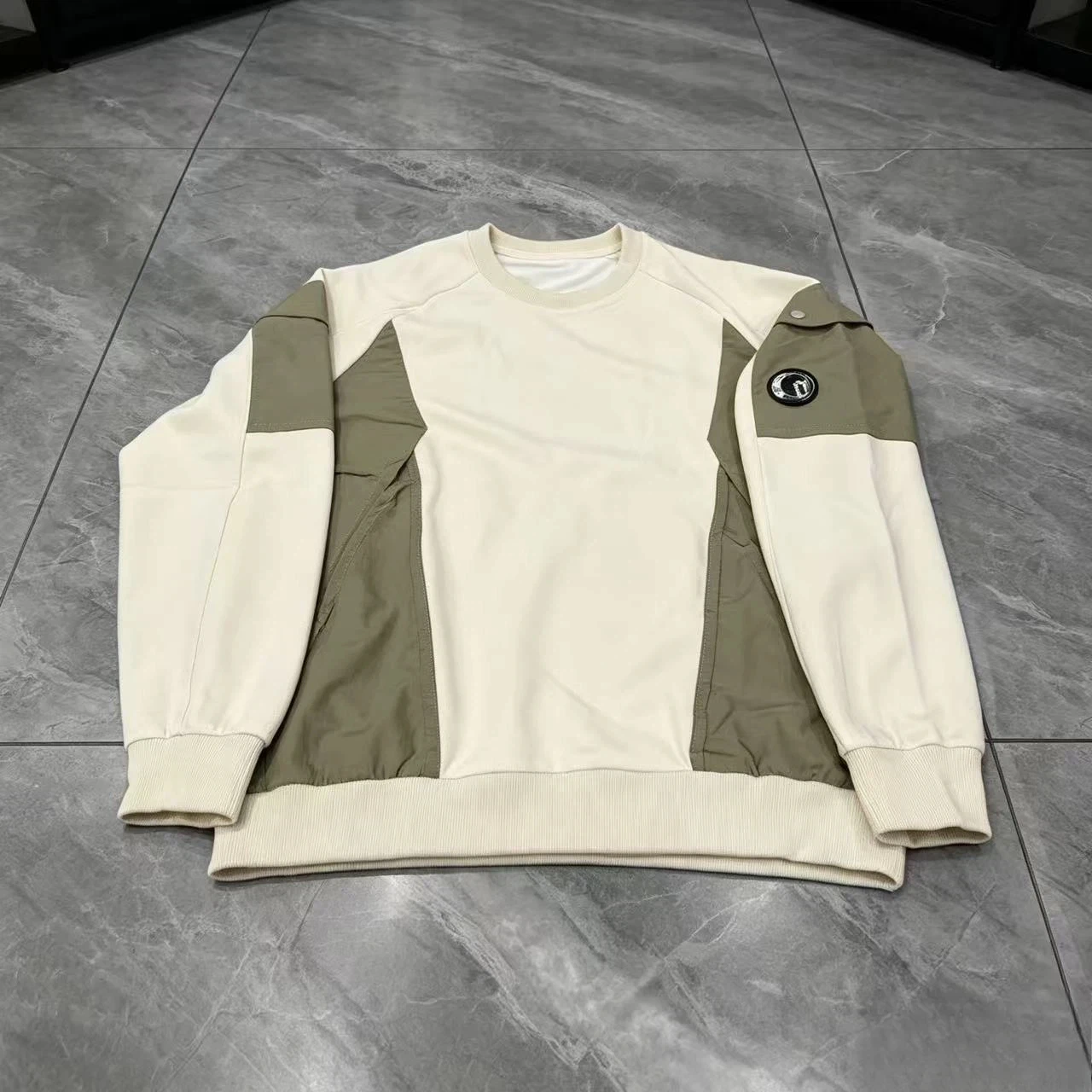 Men's contrasting color spliced sweatshirt, sports and casual large pocket long sleeved sweatshirt, round neck pullover top