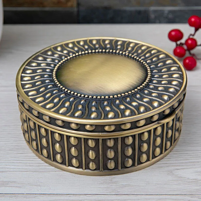 Creative European style minimalist jewelry storage box. Metal round seal handle collection box