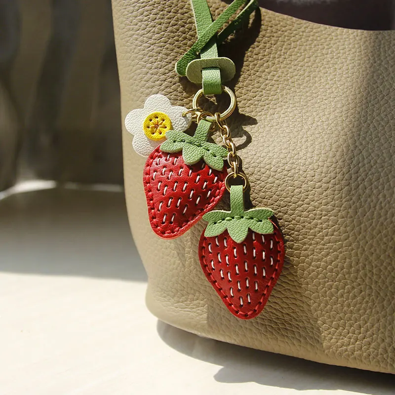 

Handmade leather strawberry keychain pendant, cute little strawberry bag pendant, car key pendant, rearview mirror gift