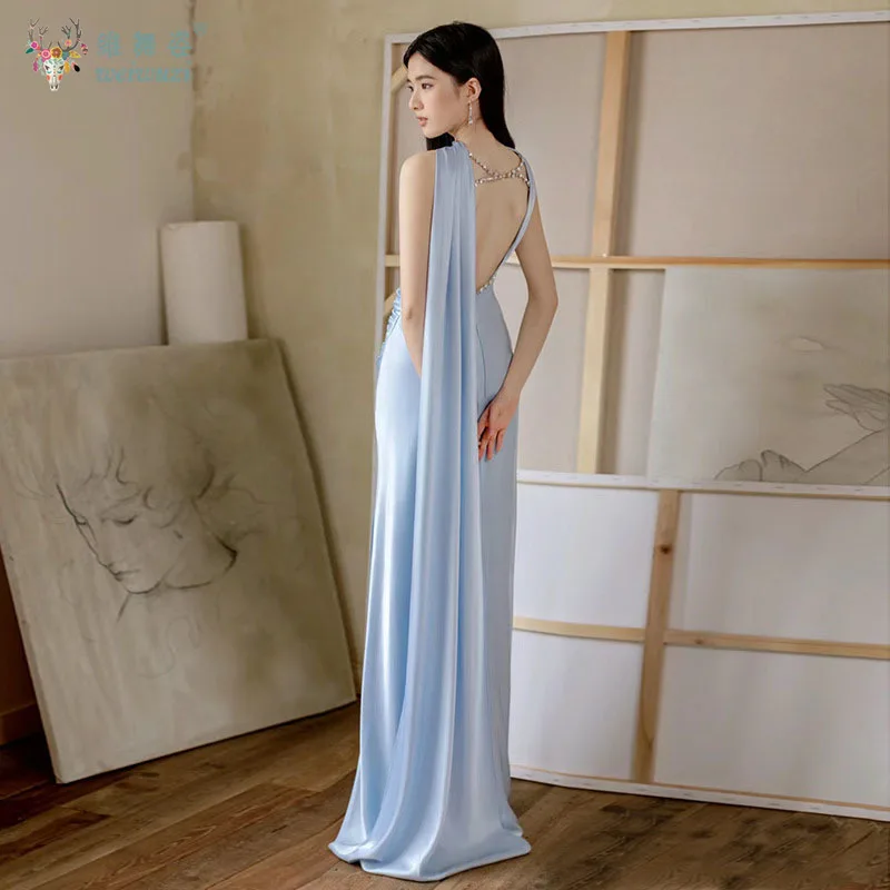 新しいフレンチスタイルのブルーのストラップレスの婚約イブニングドレス、エレガントなサテンのサイドスリットとバックレスチェーンのキンセニエラドレス