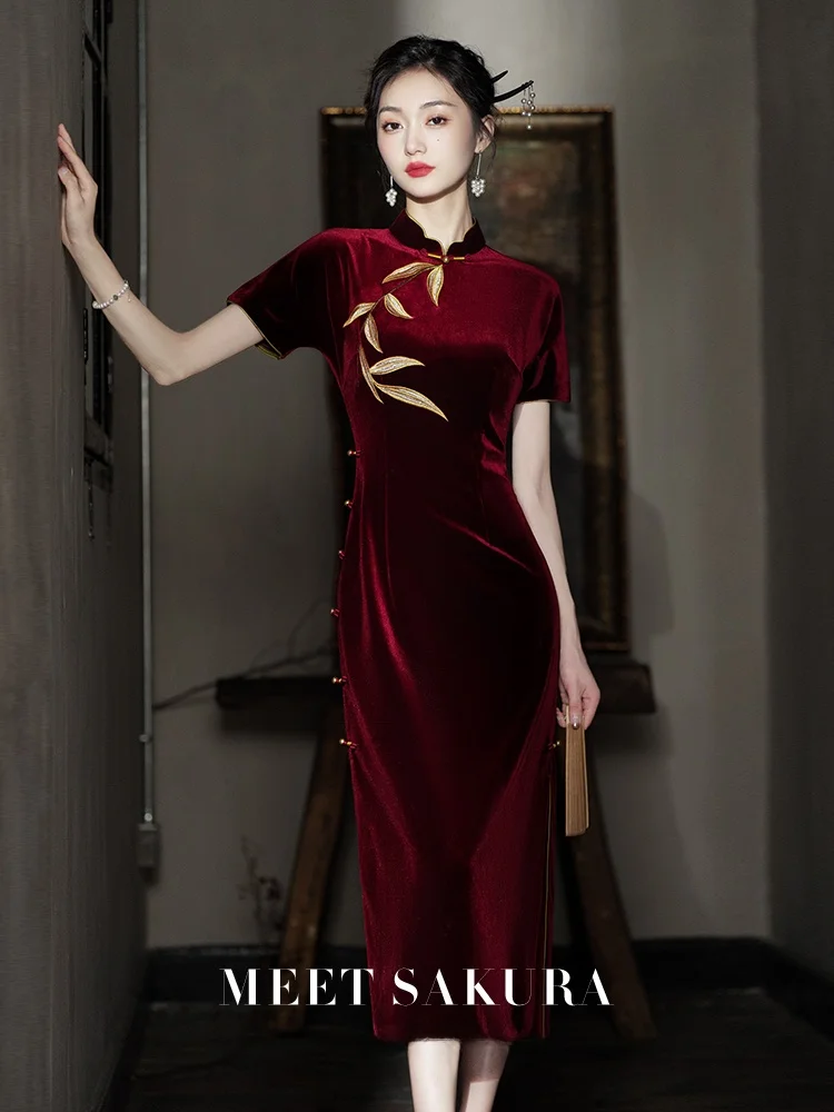 

Красное бархатное платье в новом китайском стиле для свадьбы, роскошное, с длинными рукавами, коротким подолом и вышивкой, подарок для мамы