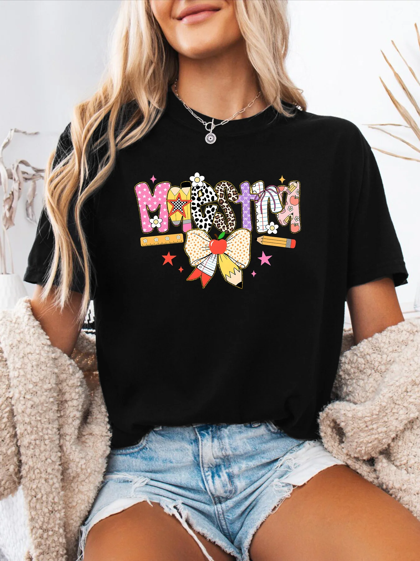 Women's Spanish Letter-Print T-Shirt – A top featuring Spanish phrases and lettering.