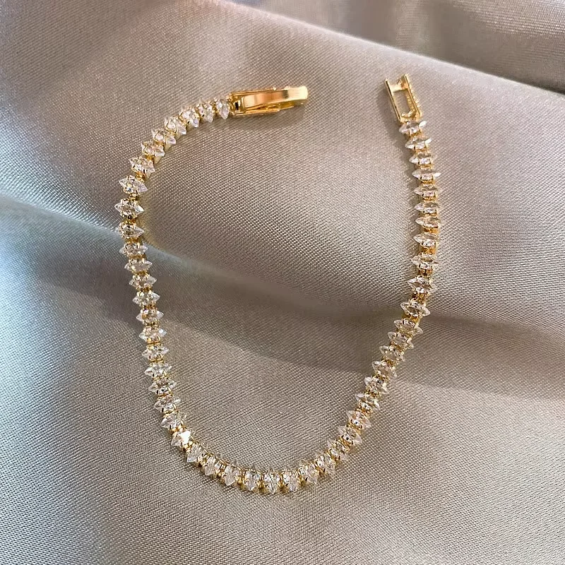 Pulsera Delicada de Oro con Circonitas – Brazalete Ajustable Brillante para Mujer, Joyería de Lujo para Eventos Formales y Uso Diario, Ideal para Cenas de Gala