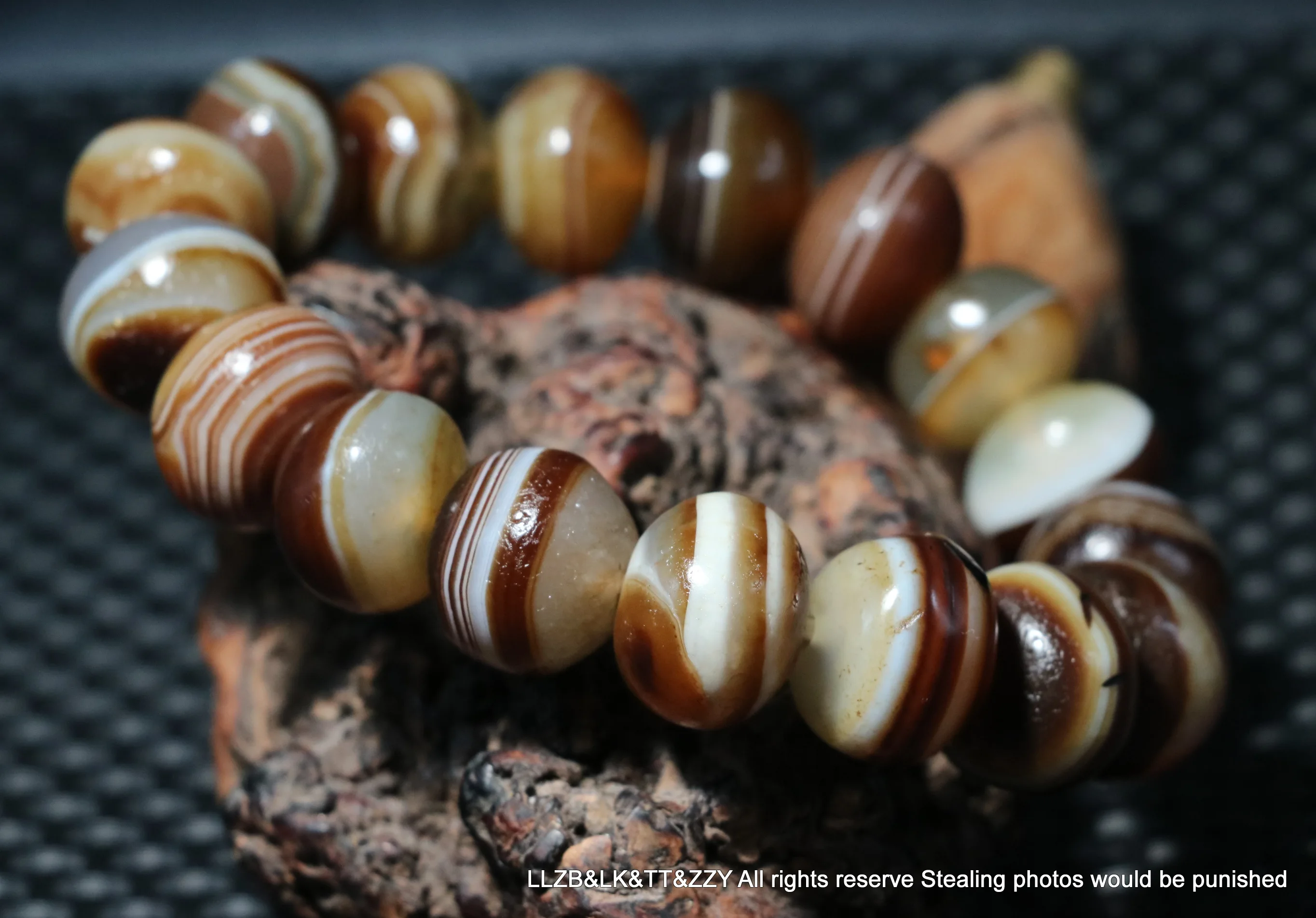 

Energy Tibetan Old Agate Suggar Color Natural Silkworm Line dZi Bead L Bracelet Men 2022 Amulet LZK Timestown UPD18