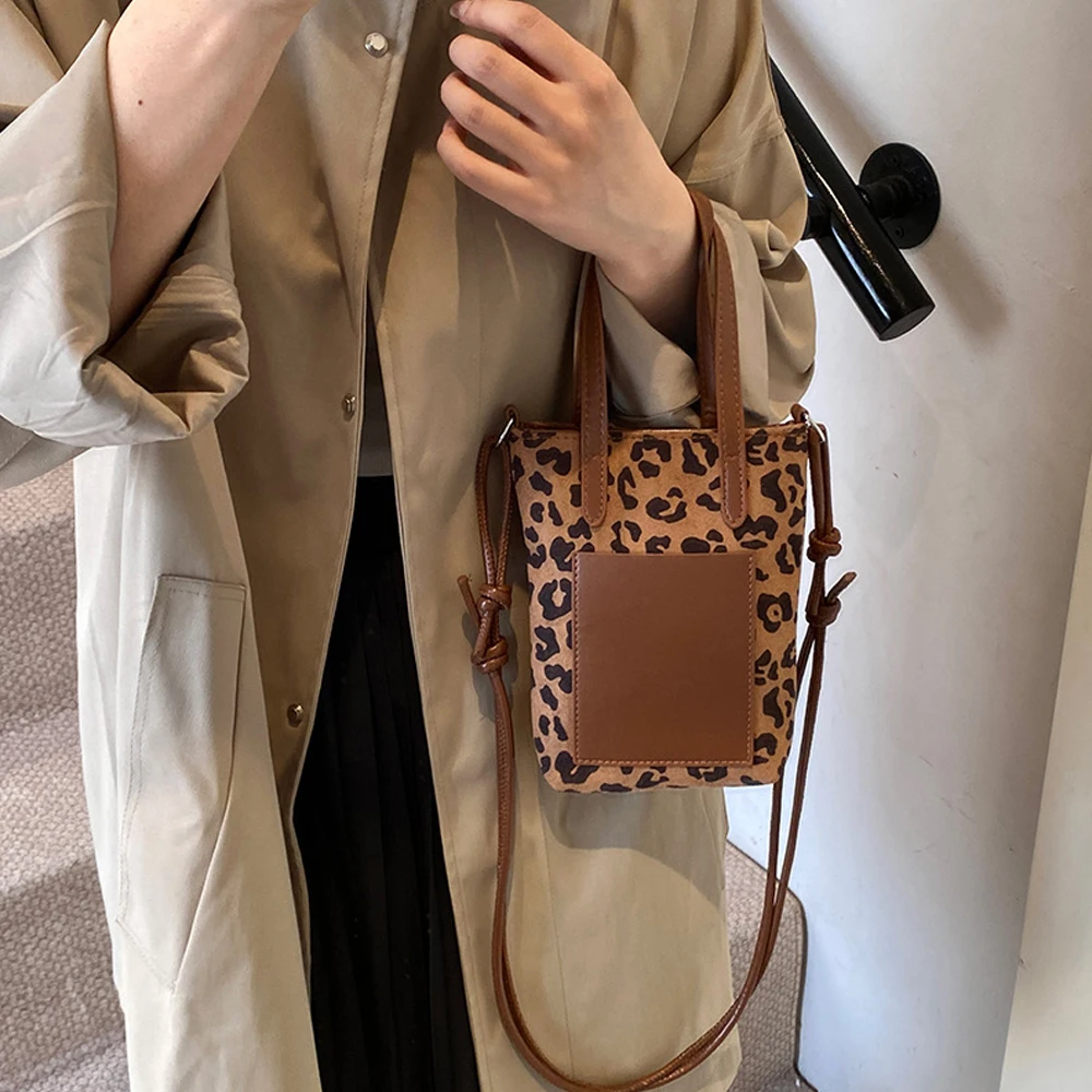 Retro-Nischen-Tasche mit Leopardenmuster, kleine quadratische Tasche, neue, vielseitige Umhängetasche, kleine Umhängetasche aus Wildleder für das Handy, Damentasche. – Detail 2