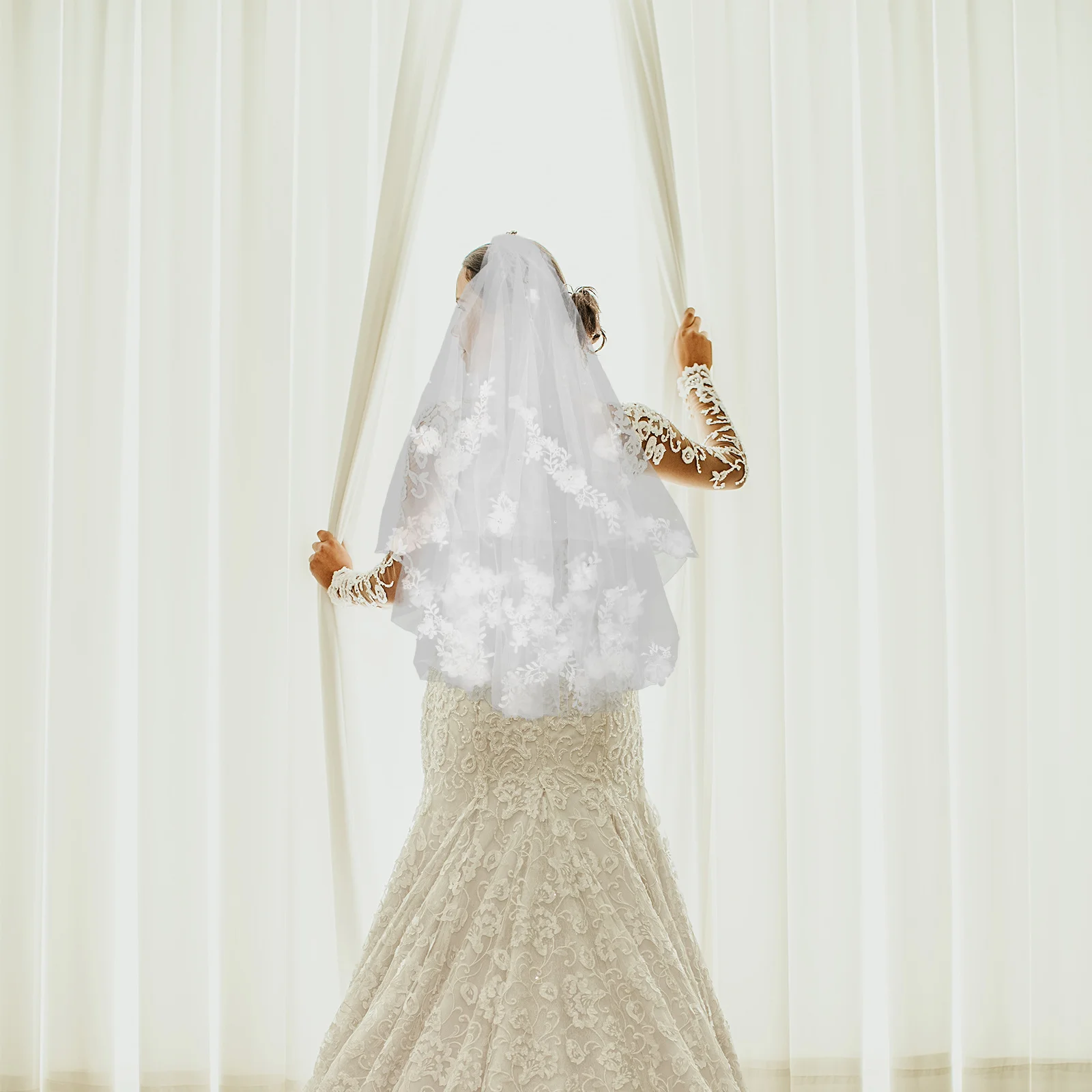 Velo da sposa Doppio strato Fiore di pizzo Perla Trim Tulle Lunghezza cappella Copricapo da sposa Pettine Accessorio per addio al nubilato