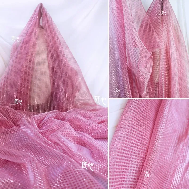 Tecido de malha rosa grade quadrada prata brilhante seda vestido de casamento designer vestuário costura tecido medidores de pano material de poliéster puro