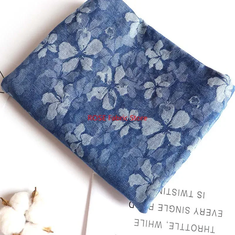 

Тонкая эластичная джинсовая ткань с цветочным жаккардом для топов, брюк, курток, обуви, шапок, ткань для шитья своими руками