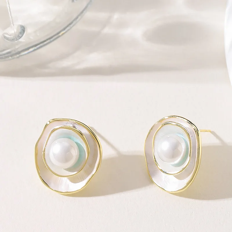 

Elegant and fragrant three-dimensional double-layer oil-dropping pearl earrings, light luxury and high-end commuting earrings