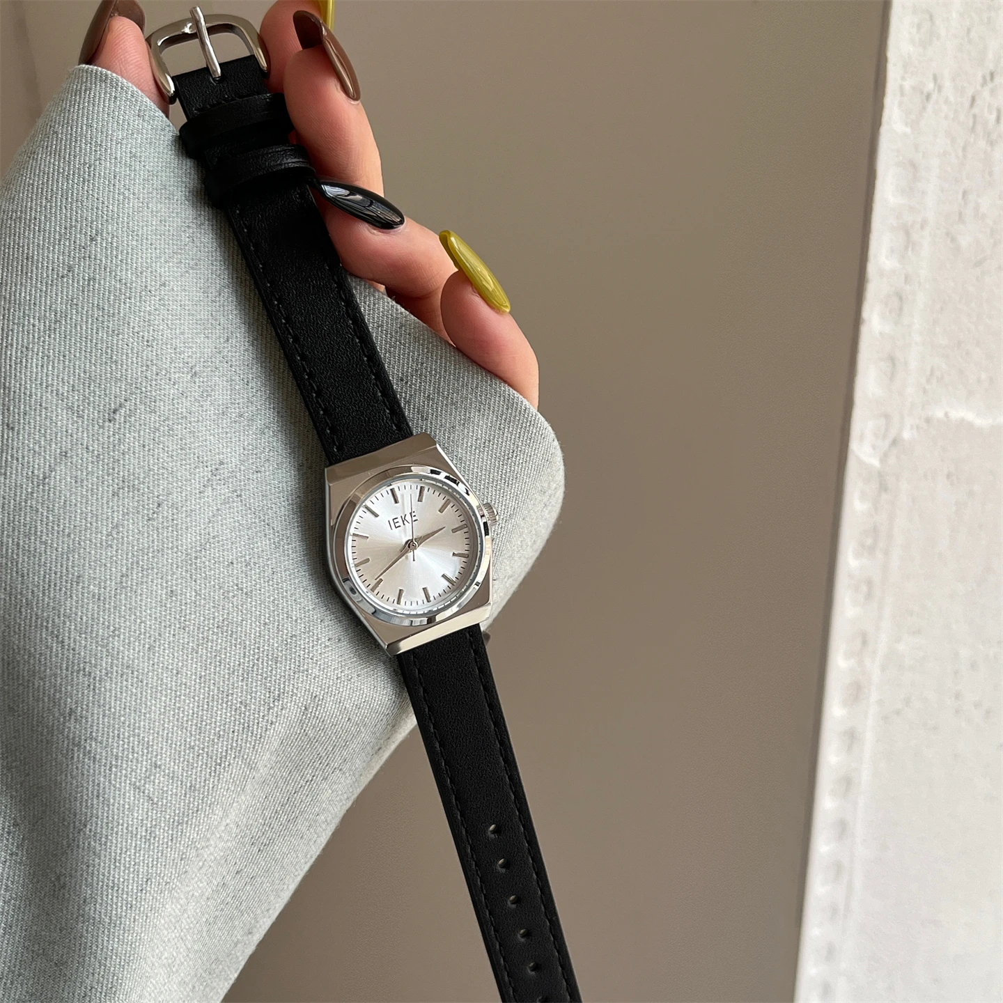 New Minimalist Leather Strap RoundWatch For WomenA Stylish And VersatileTimepieceWith A Beautiful DesignA Perfect Gift For Women