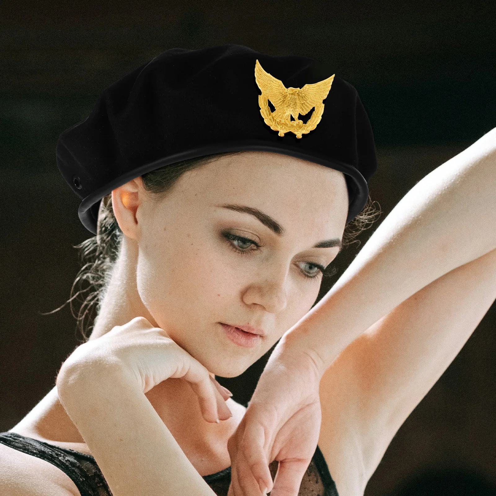 เข็มกลัดโลหะรูปนกอินทรีสำหรับติดเสื้อ หมวก หรือปกเสื้อ ทำจากโลหะผสมสังกะสี ใช้เป็นเครื่องประดับสำหรับชุดยูนิฟอร์ม