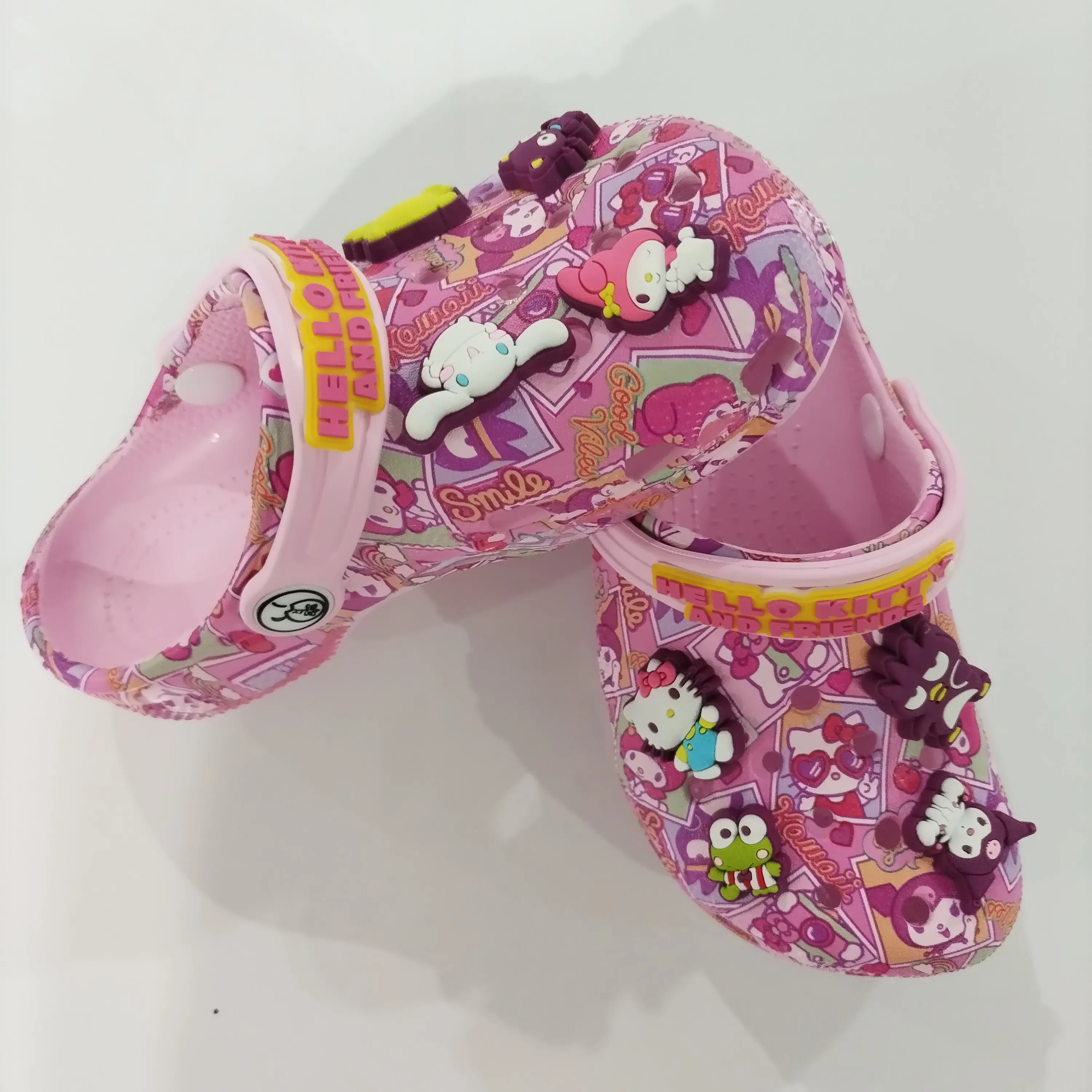 

Girl's cute Sanrio pink cartoon sandals with 3D charm, lightweight and non slip children's beach shoes for summer