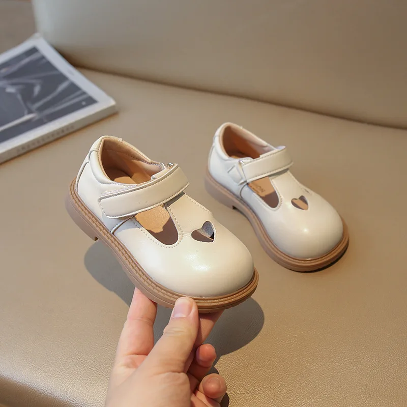 flat shoes for children Spring Girl\'s Mary Janes Hollow-out Heart Shape Cute Kids Leather Shoe T-strap Lovely Children Flats