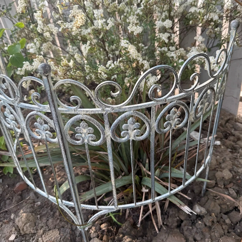 Rustic Garden Fence Make Old Iron Plant Support System for Climbing Vines Flower Bed Decor Border Ground Inserted Garden Trellis