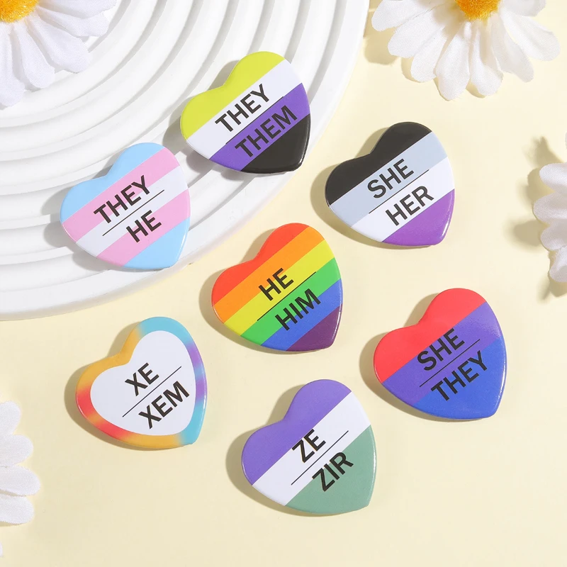Chiedi i miei pronomi Spilla in banda stagnata She Her He Him They Them Xe Xem ZE ZIR Spille Distintivi Cuore LGBT Gioielli Regalo per Amante Amico