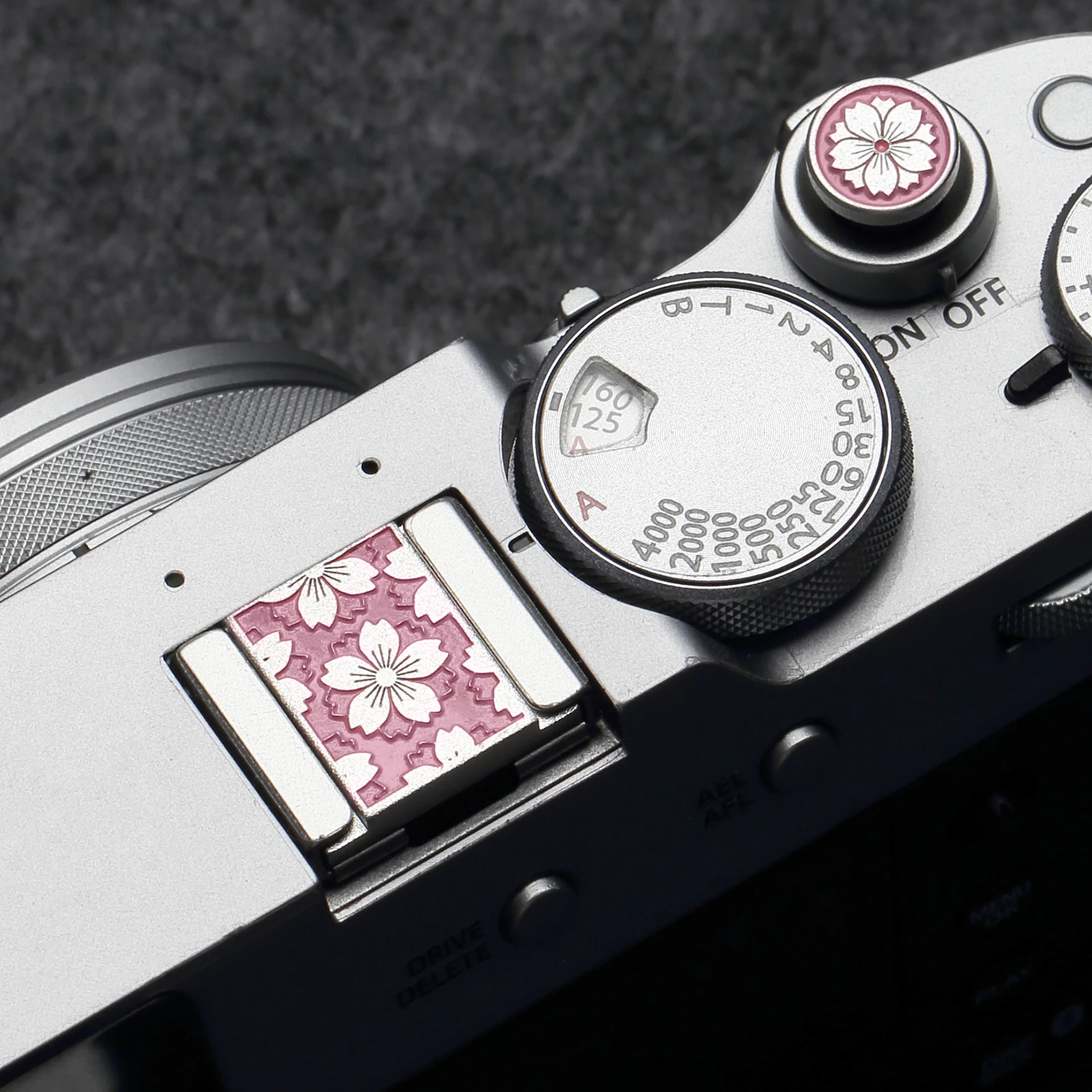 Cubierta Metálica Premium para Botón de Obturador y Hot Shoe con Diseño de Flor de Cerezo para Cámaras Fujifilm XT50 X100VI, Nikon, Leica, Ricoh y Otros Accesorios