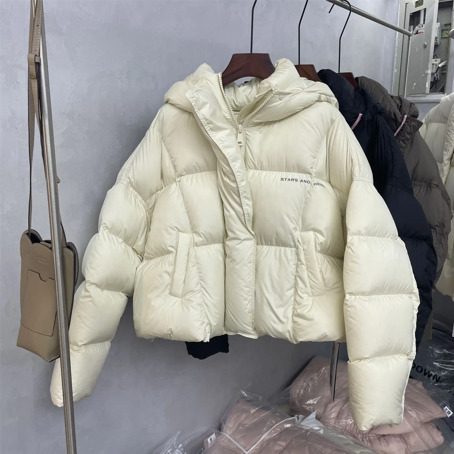 سترة نسائية قصيرة من القطن 2025 شتاء جديد تصميم كوري عادية سميكة دافئة مقنعين معطف الخبز العصرية نسيج البوليستر