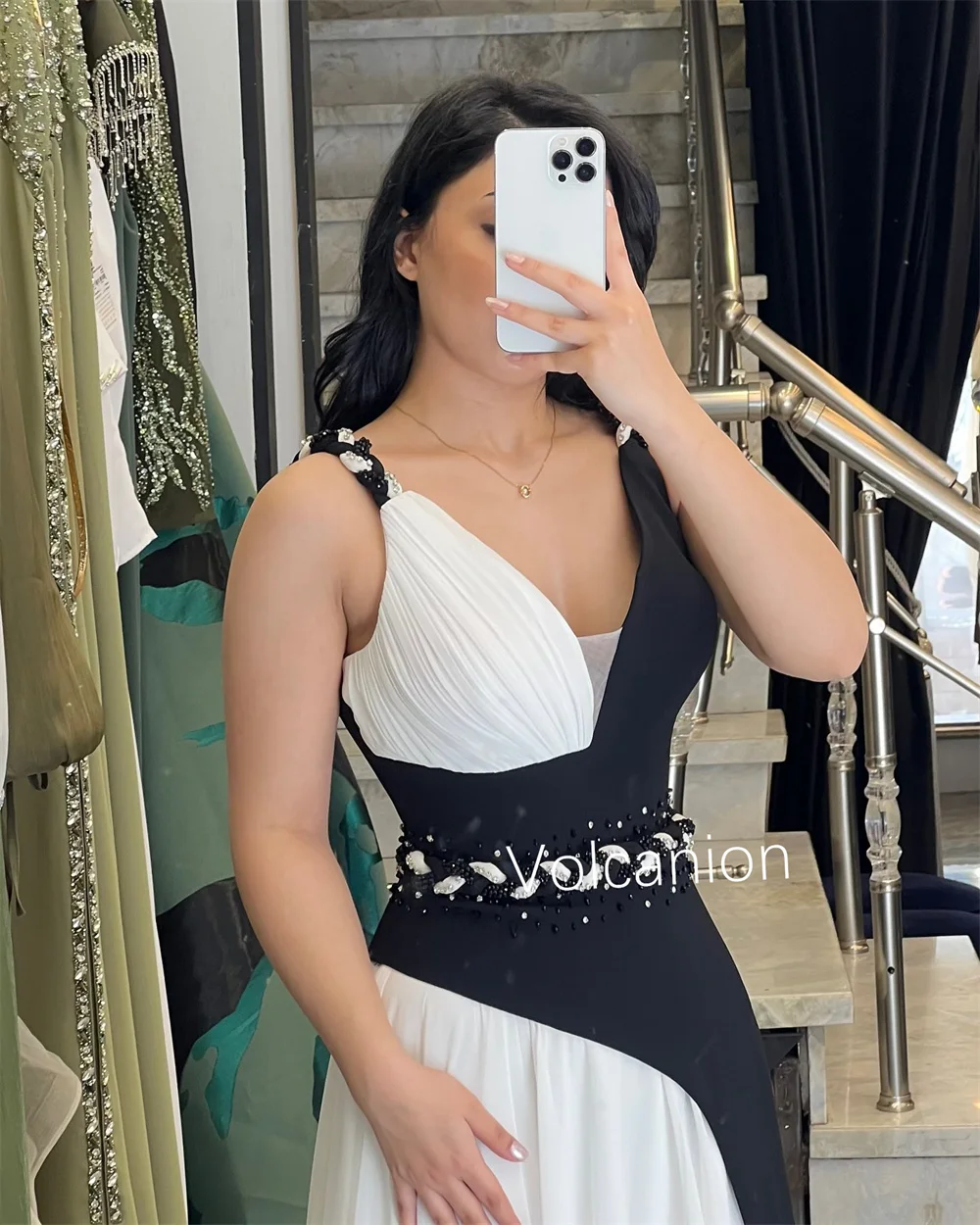 تخصيص الأورجانزا الطية غير المتكافئة الخامس الرقبة خارج على الكتف فساتين طويلة مناسبة مخصصة جودة عالية