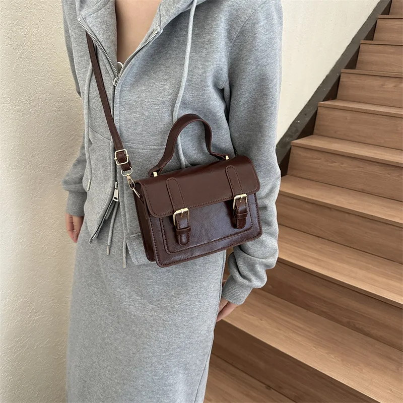 حقيبة نسائية 2023New العصرية الرجعية حقيبة المتخصصة عالية الشعور بلون Crossbody حقيبة مربعة صغيرة دروبشيبينغ