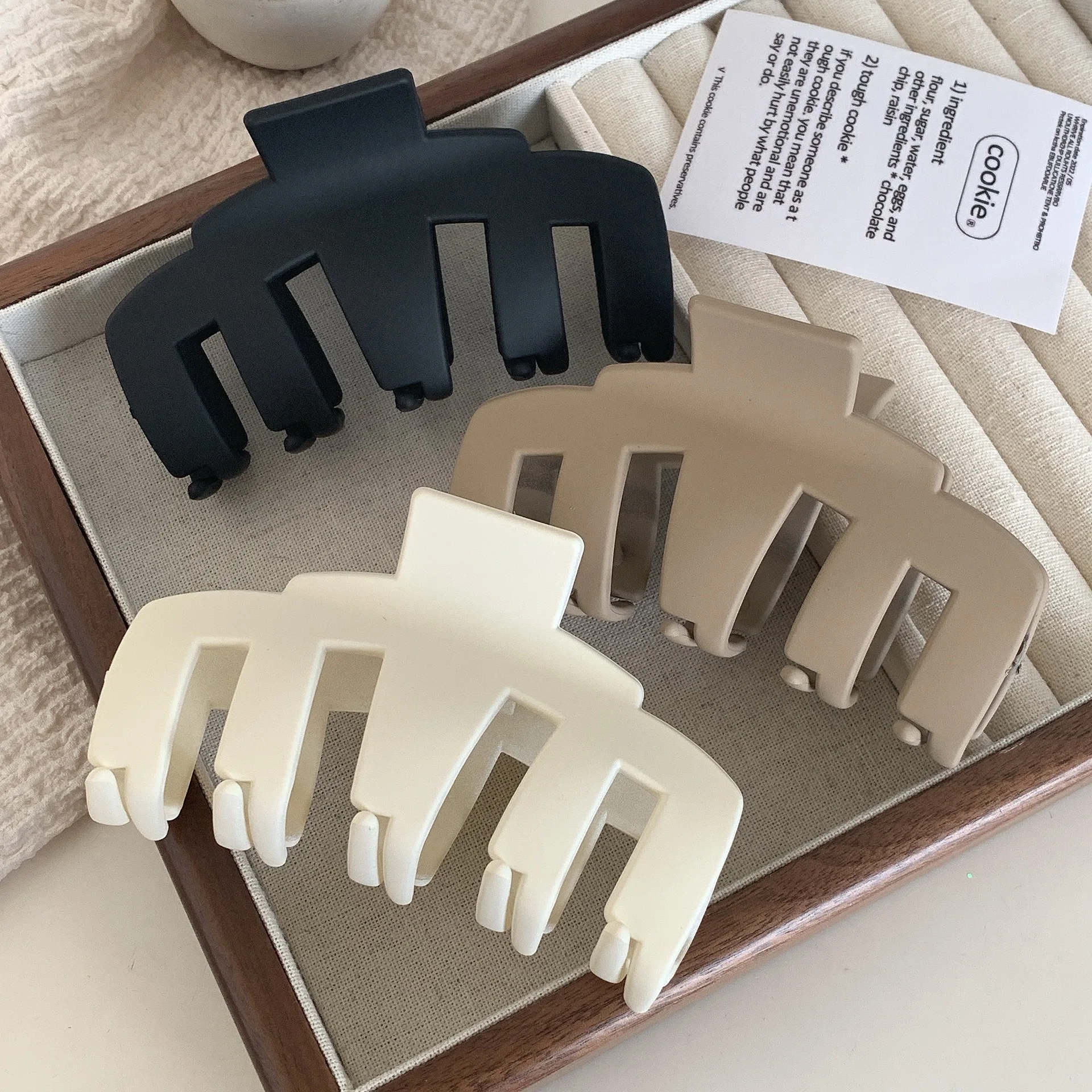 دبوس شعر نسائي أنيق بمشبك سمك القرش بتصميم هندسي غير لامع، أداة بسيطة لظهر الرأس للشعر السميك