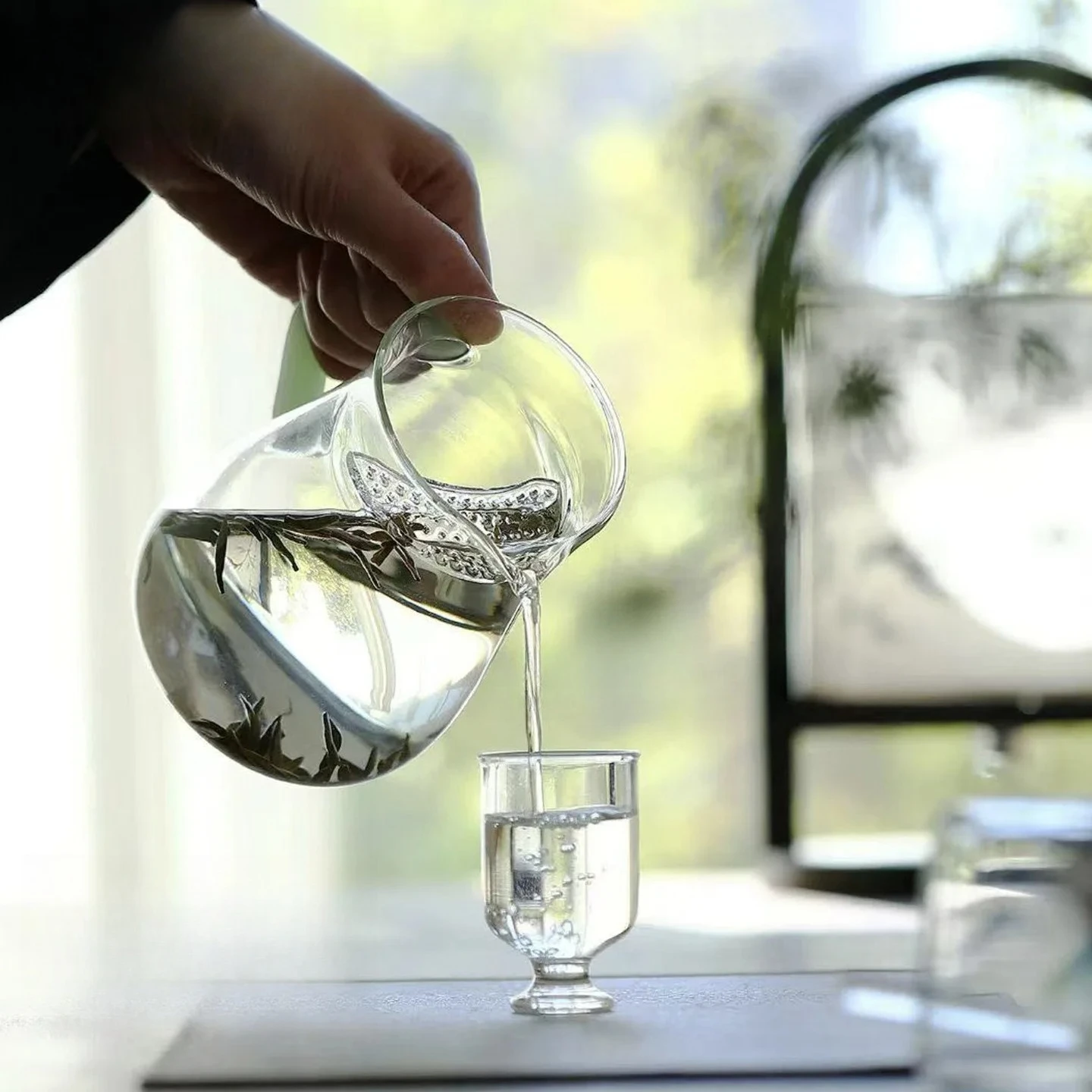 550ml Heat-resistant Crescent Filter Glass Tea Pitcher Divide Tea Cha Hai Dispenser Justice Cup Fair Mug Tableware Accessories