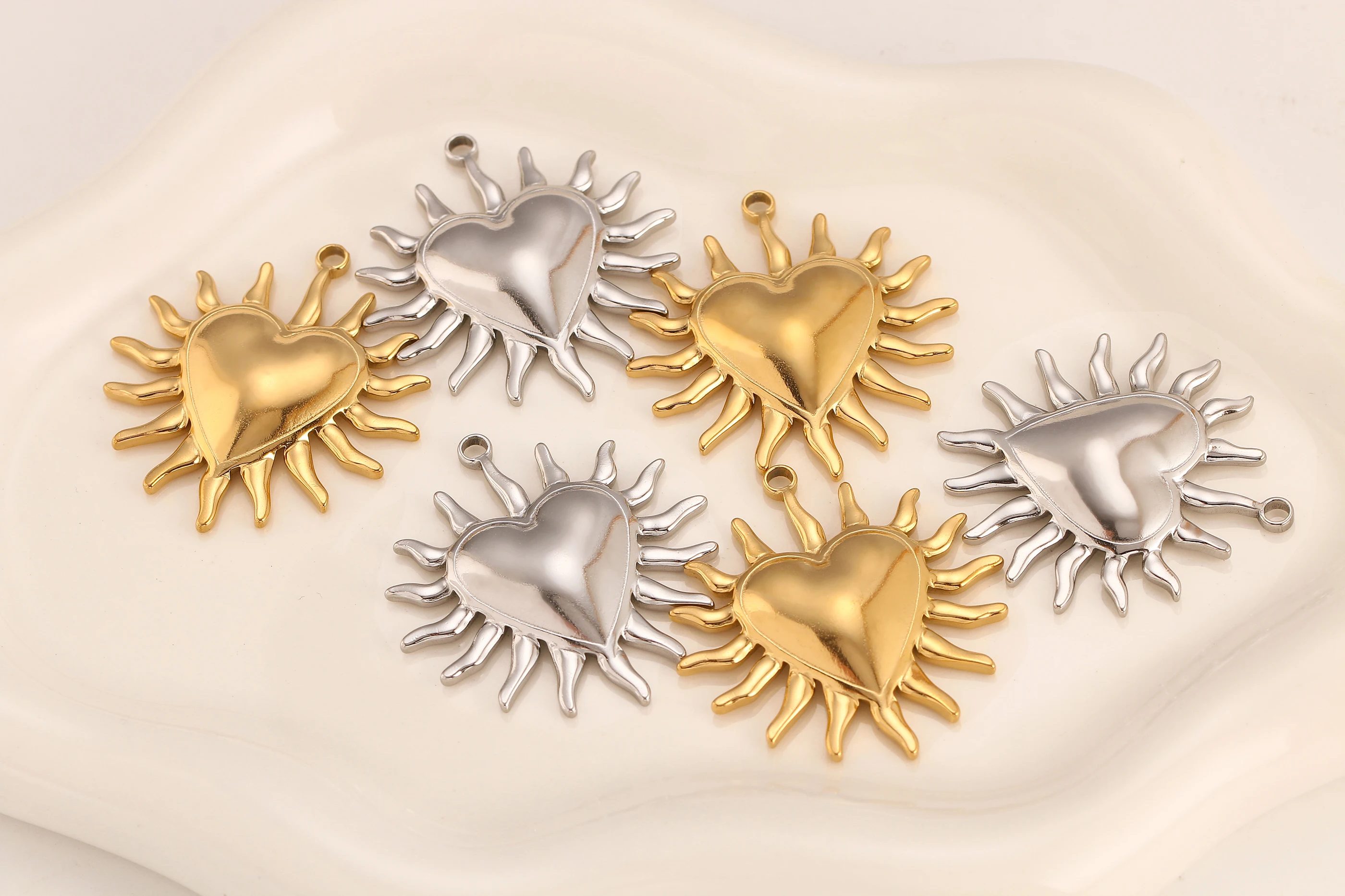3er-Set Vintage Herzanhänger mit Spikes, große Edelstahl-Liebesherzen, 18K PVD-beschichtet, DIY-Halsketten-Schmuckherstellungszubehör – Detail 1