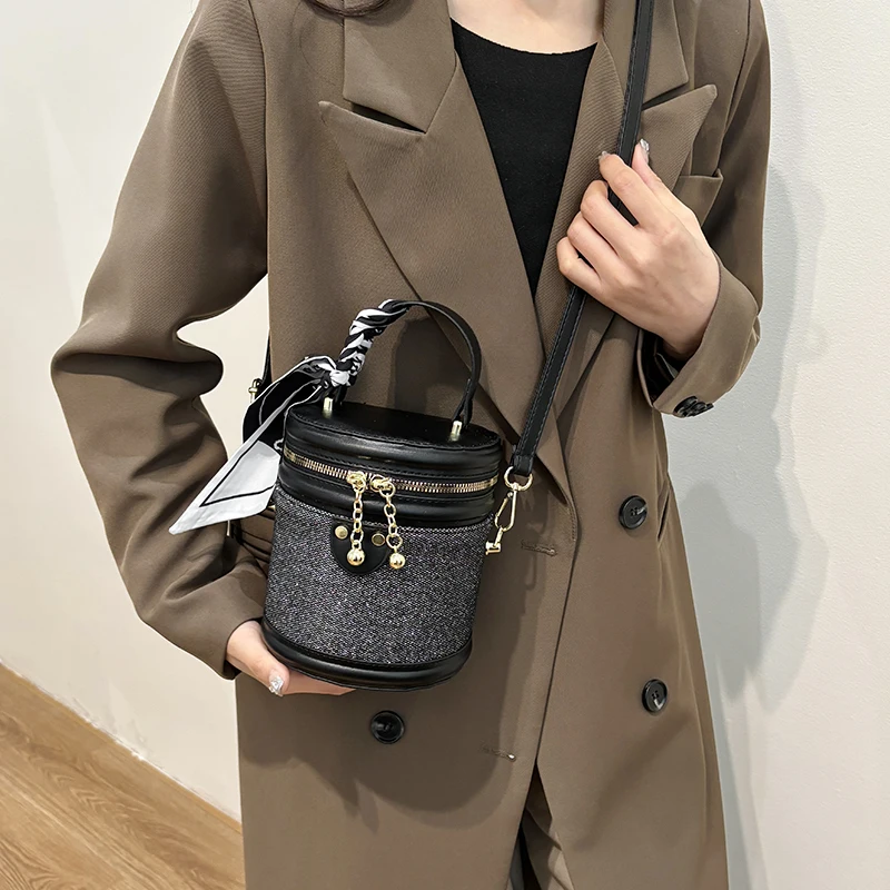 Handheld round bucket bucket bag with high-end and fashionable design, niche 2024 new crossbody bag, popular PU versatile